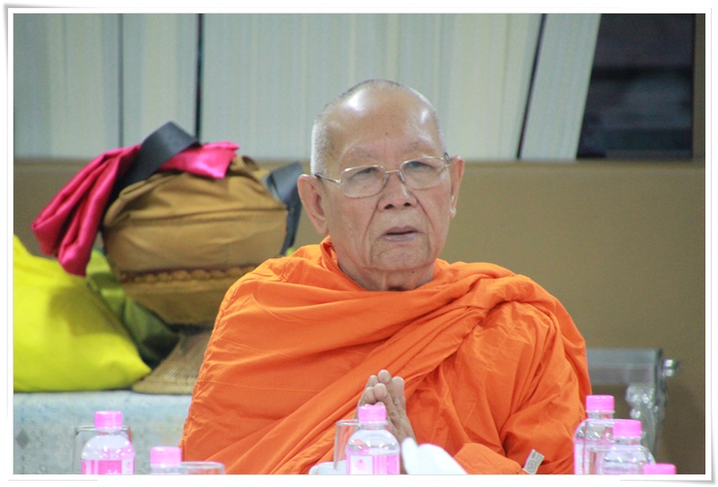 ﻿อธิบดีกรมบังคับคดี ร่วมทำบุญตักบาตรเนื่องในวันขึ้นปีใหม่ 2559